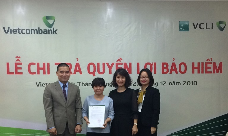 Ông Nguyễn Đức Thành – Giám đốc kinh doanh vùng miền Bắc Công ty VCLI trao Quyền lợi bảo hiểm cho người thụ hưởng bà T.T.H