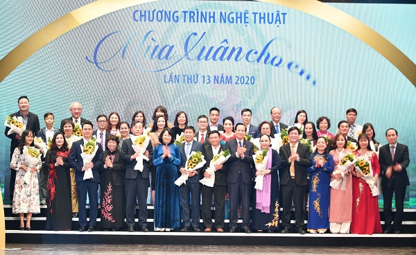 Phó Chủ tịch nước Đặng Thị Ngọc Thịnh và Bộ trưởng Bộ Lao động Thương binh và xã hội Đào Ngọc Dung chụp ảnh với các tập thể và cá nhân tham gia ủng hộ Quỹ BTTE. Đại diện Vietcombank, ông Trần Phúc Cường – Phó Chủ tịch thường trực Công đoàn (hàng thứ nhất, thứ 7 từ phải qua)