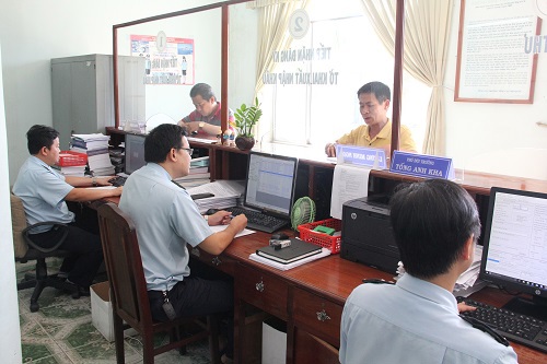 Doanh nghiệp làm thủ tục tại Đội thủ tục Hải quan Bàu Bàng - Hải quan Bình Dương trong dịp Tết Dương lịch 2019