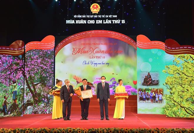 Ông đỗ văn chiến - chủ tịch ủy ban trung ương mttq việt nam (bên trái) trao tặng kỷ niệm chương và ông đào ngọc dung - bộ trưởng bộ lao động thương binh và xã hội (bên phải) tặng hoa cho ông đào minh tuấn – nguyên phó tổng giám đốc, nguyên chủ tịch công đoàn vietcombank