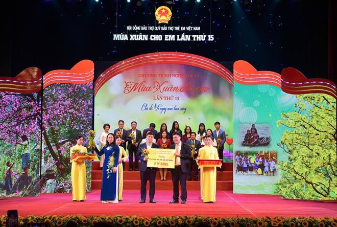 Ông Hồng Quang – Thành viên HĐQT kiêm Giám đốc Khối Nhân sự, Chủ tịch Công đoàn Vietcombank trao biển tượng trưng số tiền 2 tỷ đồng ủng hộ của Vietcombank cho Quỹ Bảo trợ trẻ em Việt Nam tại chương trình