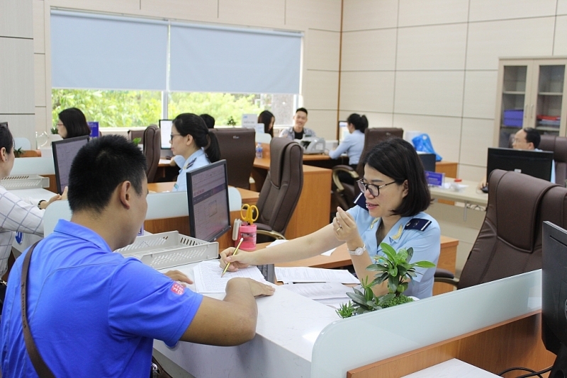Với nộp thuế bằng “Chương trình doanh nghiệp nhờ thu” doanh nghiệp hoàn toàn chủ động không mất thời gian và chi phí, nhân sự để thanh toán thuế; Rút ngắn thời gian xử lý so với nộp thuế điện tử 24/7 và rút ngắn thời gian thông quan hàng hóa.