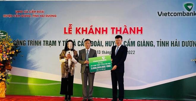 Ông Phạm Mạnh Thắng - Phó Tổng giám đốc Vietcombank trao biển tượng trưng tài trợ kinh phí xây dựng công trình