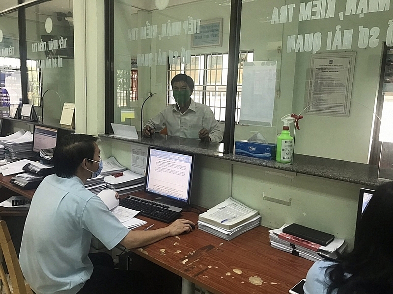 Công chức Hải quan Khu công nghiệp Sóng Thần làm thủ tục xuất nhập khẩu hàng hóa cho doanh nghiệp
