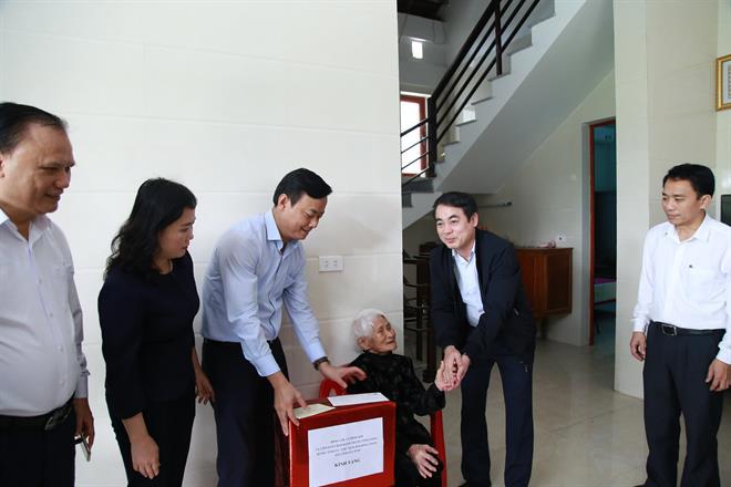 Ông Nghiêm Xuân Thành –Chủ tịch HĐQT Vietcombank (thứ 2 từ phải sang) cùng các lãnh đạo tỉnh Hà Tĩnh thăm, chúc Tết Mẹ Việt Nam Anh hùng Cao Thị Huệ tại thôn Tây Hà, xã Tân Mỹ Hà, huyện Hương Sơn, Hà Tĩnh