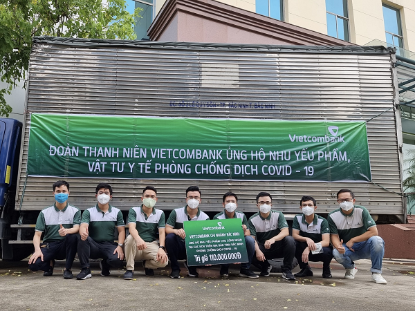 Đoàn thanh niên Vietcombank Bắc Ninh trao tặng ủng hộ nhu yếu phẩm, vật tư y tế phòng chống dịch Covid-19 tới các doanh nghiệp bị ảnh hưởng bởi dịch bệnh.