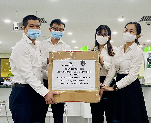 Các Đoàn viên Vietcombank Sở giao dịch đóng gói các bộ test để gửi tặng các cơ sở Đoàn Vietcombank trên địa bàn TP. GHồ Chí Minh