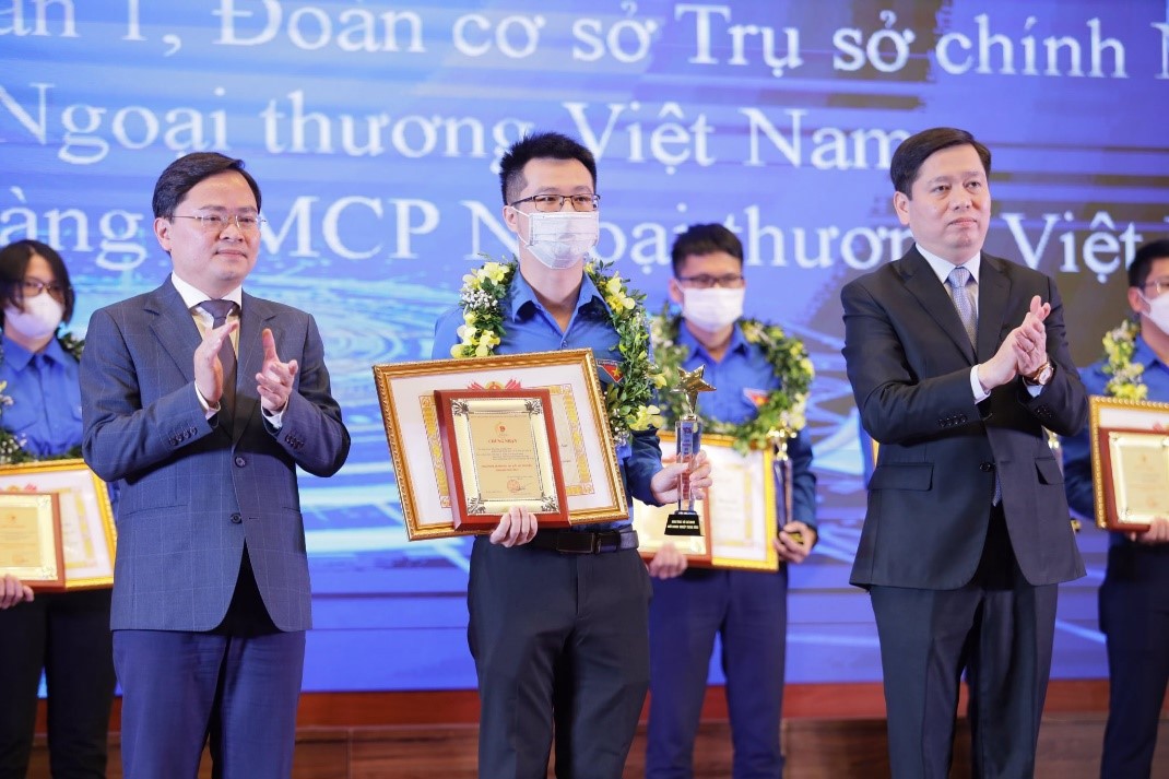 Đoàn Thanh niên Vietcombank nhận giải đề tài xuất sắc “Xây dựng chương trình kiểm tra phí thanh toán với tổ chức Thẻ quốc tế” - đây 1 trong 10 sản phẩm được nhận giải thưởng “Đổi mới sáng tạo phát triển doanh nghiệp” lần thứ II năm 2021