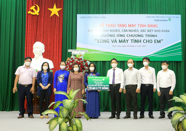 : Vietcombank trao 2 tỷ đồng hỗ trợ mua máy tính bảng cho học sinh tỉnh Vĩnh Long
