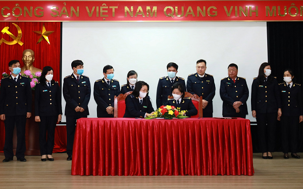 Đại diện các đơn vị trực thuộc Cục Hải quan Lào Cai ký kết thi đua năm 2022