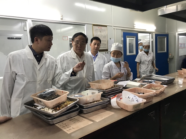 Bệnh viện Tuệ Tĩnh đã triển khai các phương pháp phòng và điều trị bệnh đặc thù của y học cổ truyền, như gói thuốc xông khử khuẩn không khí, các bài thuốc uống trong phonfh chống dịch.