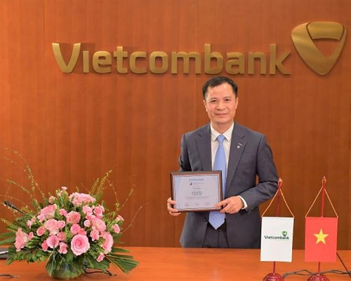 Đại diện Vietcombank, ông Lê Hoàng Tùng – Kế toán trưởng nhận danh hiệu “Ngân hàng mạnh nhất Việt Nam”
