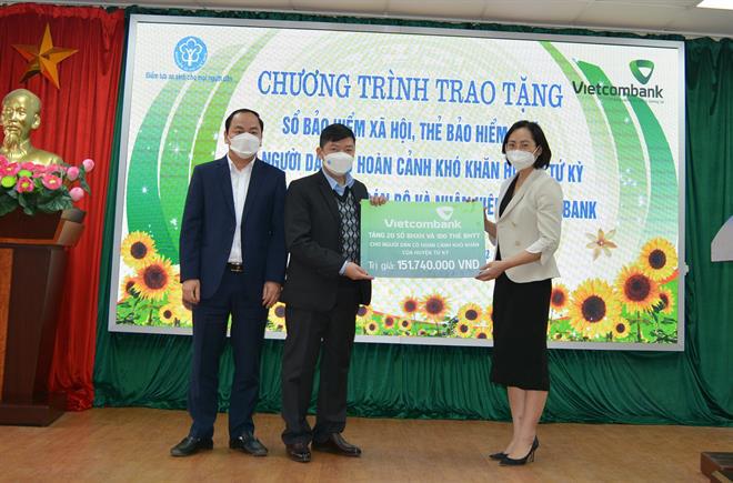 Bà Phạm Minh Đào - Phó Giám đốc Vietcombank Hải Dương trao biển tượng trưng tặng 20 thẻ BHXH và 100 thẻ BHYT cho đại diện lãnh đạo huyện Tứ Kỳ và lãnh đạo BHXH huyện Tứ Kỳ