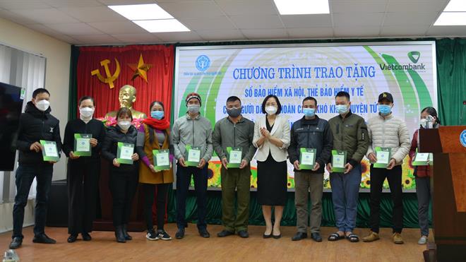 Bà Phạm Minh Đào - Phó Giám đốc Vietcombank Hải Dương trao tặng sổ BHXH và thẻ BHYT cho người dân có hoàn cảnh khó khăn huyện Tứ Kỳ