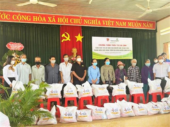 Đại diện Vietcombank Đồng Nai và Tỉnh Đoàn trao quà Túi an sinh cho người dân khó khăn trên địa bàn huyện Định Quán
