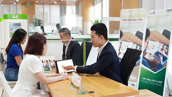 “FWD Nâng tầm vị thế” mang đến lợi thế về sự linh hoạt, tiện lợi khi khách hàng dễ dàng đầu tư thêm...