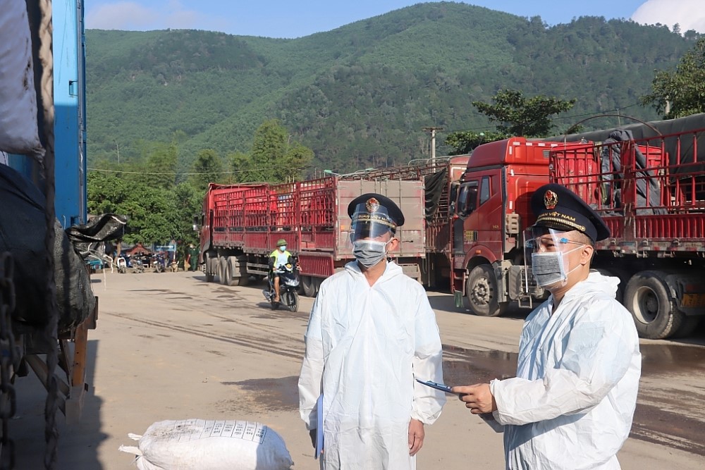 Công chức Hải quan Quảng Ninh thực hiện nghiệp vụ tại khâu Kiểm tra giám sát hàng hóa