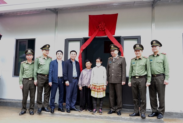 Đại tướng T&ocirc; L&acirc;m v&agrave; đại diện c&aacute;c đơn vị chụp ảnh lưu niệm c&ugrave;ng gia đ&igrave;nh anh V&agrave;ng A Lồng tại lễ b&agrave;n giao nh&agrave; t&igrave;nh nghĩa.