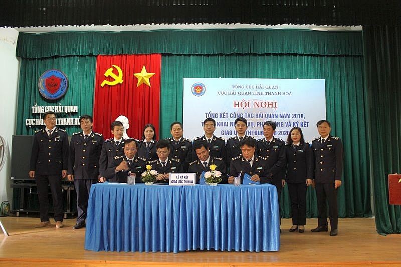 Đại diện các đơn vị thuộc Cục Hải quan Thanh Hóa ký giao ước thi đua thực hiện thắng lợi nhiệm vụ năm 2020
