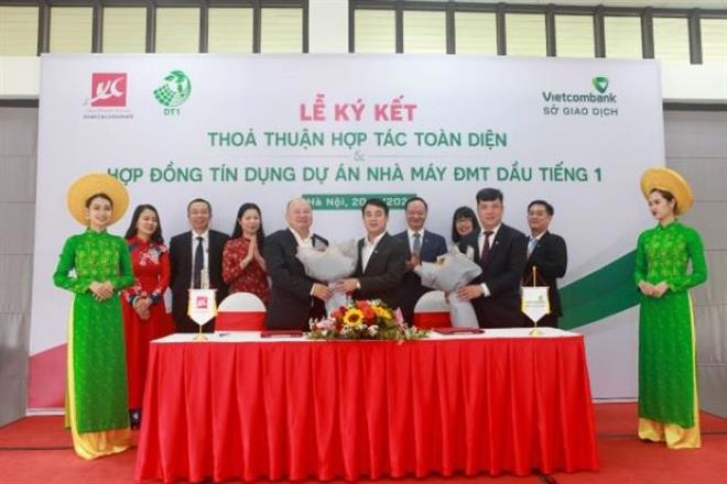 &Ocirc;ng Nghi&ecirc;m Xu&acirc;n Th&agrave;nh &ndash;&nbsp; Chủ tịch HĐQT Vietcombank tặng hoa ch&uacute;c mừng&nbsp;