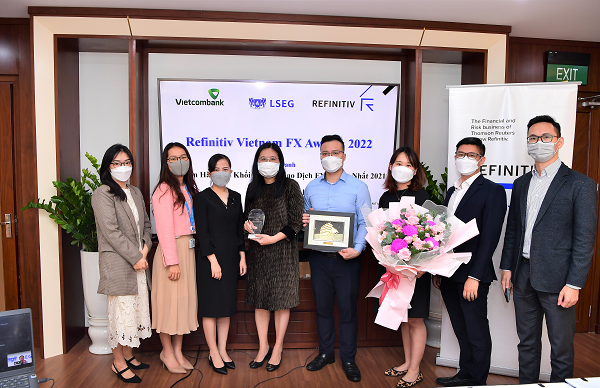 Đại diện Refinitiv trao Giải thưởng Refinitiv Vietnam FX Award cho đại diện Vietcombank, bà Hoàng Diễm Thùy – Trưởng phòng Kinh doanh vốn (thứ 5 từ phải sang) và bộ phận FX Vietcombank
