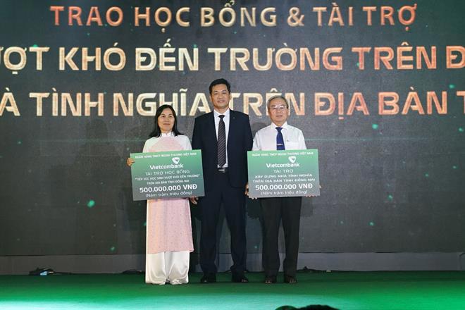 &Ocirc;ng Phạm Th&agrave;nh Vinh - Gi&aacute;m đốc Vietcombank Đồng Nai (đứng giữa) trao tặng học bổng học sinh ngh&egrave;o vượt kh&oacute; cho đại diện Qũy khuyến học tỉnh Đồng Nai v&agrave; t&agrave;i trợ x&acirc;y nh&agrave; t&igrave;nh nghĩa cho đại diện Ủy ban MTTQ tỉnh Đồng Nai
