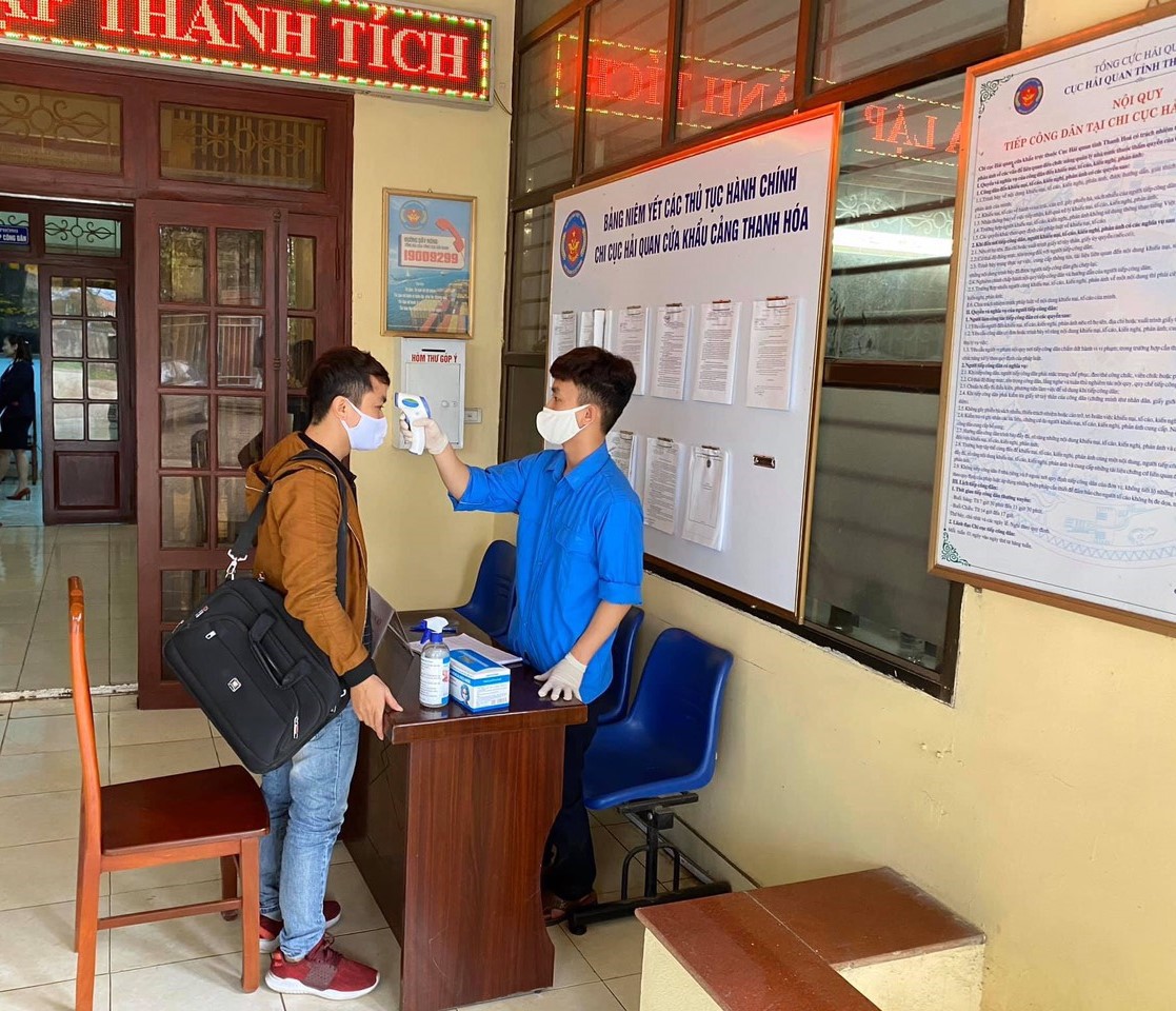 Cục Hải quan Thanh Hóa thực hiện đo thân nhiệt cho khách hàng khi đến làm thủ tục hải quan
