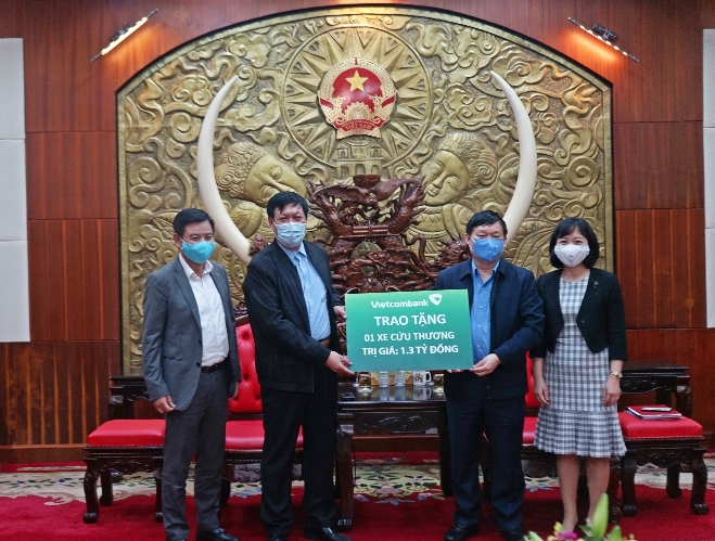 Thay mặt Ban Lãnh đạo Vietcombank, Ban giám đốc Vietcombank Hưng Yên trao 01 xe cứu thương trị giá 1,3 tỷ đồng cho tỉnh Hưng Yên trước sự chứng kiến của ông Đỗ Xuân Tuyên – Thứ tưởng Bộ Y tế