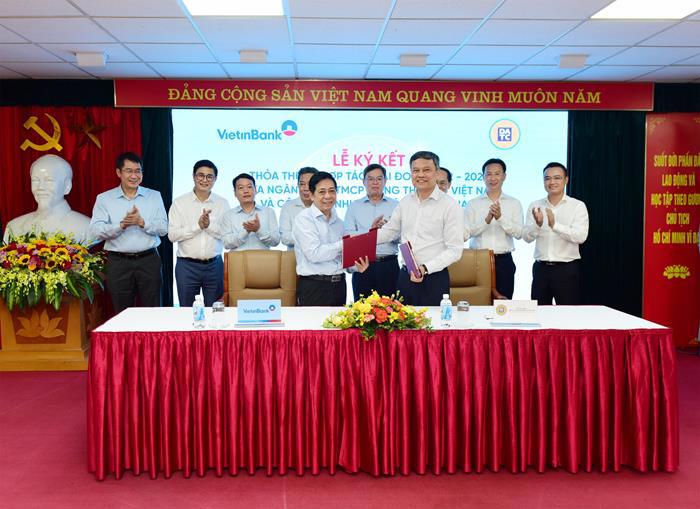Đại diện Lãnh đạo DATC và Vietinbank thực hiện ký kết Thỏa thuận hợp tác giai đoạn 2022 - 2027