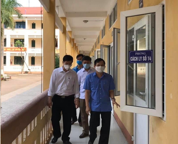 Cục trưởng Cục Hải quan Thanh Hóa Vũ Văn Khánh - Thành viên Ban Chỉ đạo phòng, chống dịch Covid-19 tỉnh Thanh Hóa (hàng trên bên trái) đi kiểm tra thực tế công tác chuẩn bị tại Nhà cách lý số 2 Trường THPTDT nội trú huyện Lang Chánh