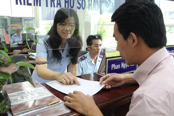 Cán bộ công chức Hải quan Bình Dương hướng dẫn thủ tục hải quan cho doanh nghiệp