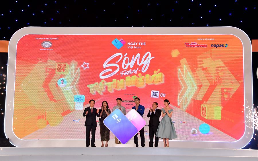 Các đại biểu khởi động "Sóng Festival" khai mạc Ngày thẻ Việt Nam 2022