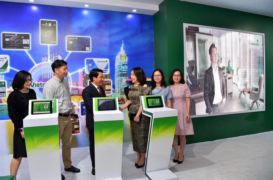 Ông Phạm Tiến Dũng - Phó Thống đốc NHNN (thứ 3 từ trái sang) và ông Nguyễn Quang Hưng Chủ tịch HĐQT Napas (thứ 2 từ trái sang) thăm gian hàng Vietcombank