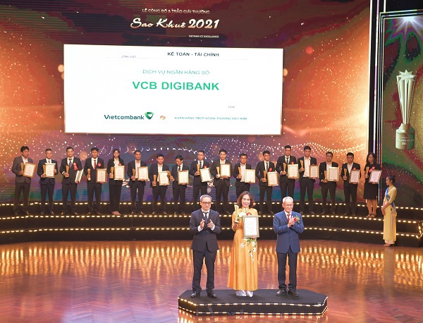 Ông Phan Tâm – Thứ trưởng Bộ Thông tin và Truyền thông và ông Mai Liêm Trực - nguyên Thứ trưởng Bưu chính Viễn thông, Chủ tịch Hội đồng Sao Khuê 2021 trao giải thưởng cho đại diện Vietcombank - Bà Nguyễn Thị Kim Oanh, Phó Tổng giám đốc Vietcombank