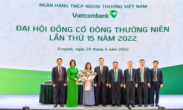 Đo&agrave;n Chủ tọa v&agrave; Trưởng Ban Kiểm so&aacute;t Vietcombank ch&uacute;c mừng b&agrave; Trần Mỹ Hạnh- th&agrave;nh vi&ecirc;n Ban Kiểm so&aacute;t nhiệm kỳ 2018 &ndash; 2023