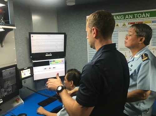 Chuyên gia nước ngoài thuộc đơn vị cung cấp máy soi hướng dẫn cán bộ công chức hải quan vận hành thử nghiệm máy soi mới