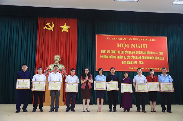 Chi cục Hải quan Hoành Mô và các đơn vị nhận Giấy khen về thành tích xuất sắc trong cải cách hành chính giai đoạn 2011-2020.