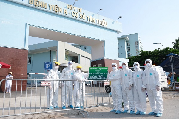Đoàn công tác của Vietcombank trao hỗ trợ 10.000 suất ăn tương ứng với 350 triệu đồng cho đại diện Bệnh Viện K cơ sở Tân Triều