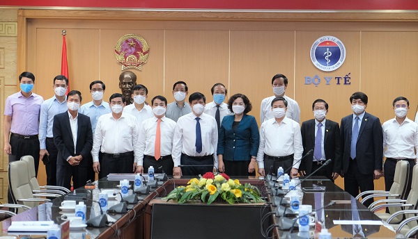 Bộ trưởng Bộ Y tế và Thống đốc Ngân hàng Nhà nước chụp ảnh cùng đại diện các đơn vị tài trợ tại buổi Lễ