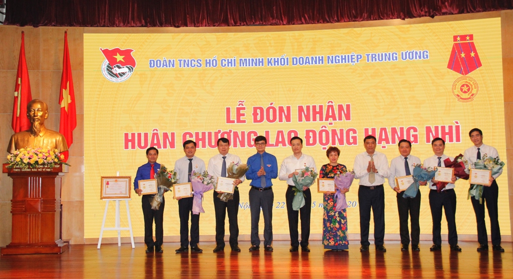 Tổng giám đốc Phạm Quang Dũng (thứ 6 từ phải sang), Phó Tổng giám đốc Nguyễn Thanh Tùng (ngoài cùng bên phải) và Trưởng Ban kiểm soát Trương Lệ Hiền (thứ 2 từ trái sang) nhận Kỷ niệm chương “Vì thế hệ trẻ”