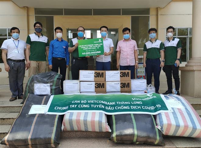 Đại diện Ban quản lý các Khu công nghiệp Bắc Giang nhận vật tư ủng hộ để chuyến tiếp tới Khu công nghiệp huyện Việt Yên, tỉnh Bắc Giang