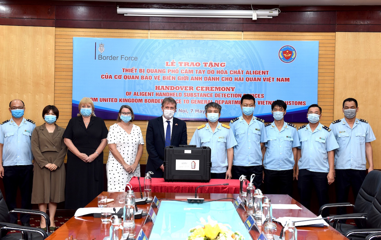 Lễ Bàn giao 4 máy quang phổ phát hiện hóa chất do Cơ quan Bảo vệ Biên giới Anh dành cho Hải quan Việt Nam. Nguồn Ảnh: HQVN