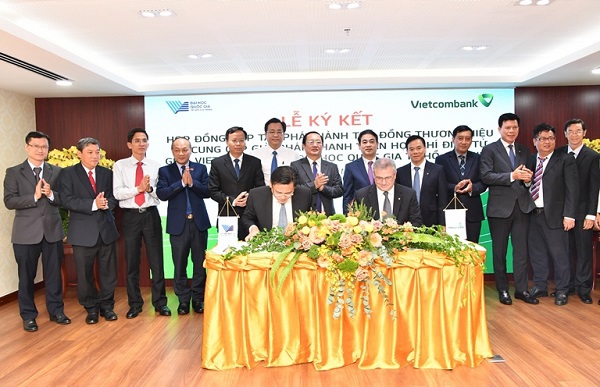 Ông Nguyễn Minh Tâm – Phó Giám đốc Đại học Quốc gia TP. Hồ Chí Minh và ông Thomas William Tobin – Giám đốc Khối Bán lẻ Vietcombank ký kết Hợp đồng