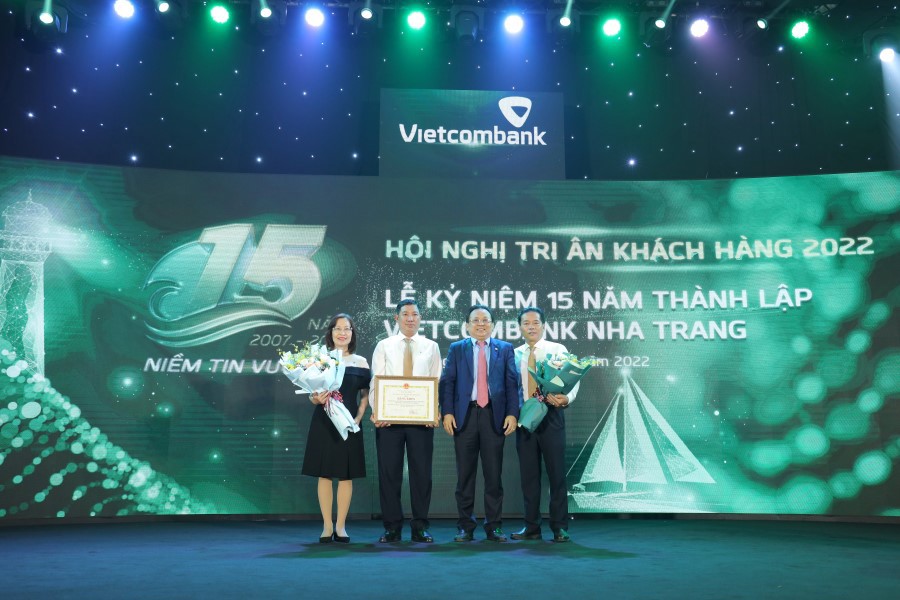 Thay mặt UBND tỉnh Khánh Hòa, ông Lê Hữu Hoàng - Phó Chủ tịch thường trực UBND tỉnh Khánh Hòa tặng Bằng khen cho tập thể Vietcombank Nha Trang 