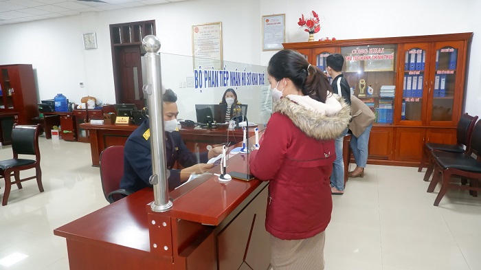 Bộ phận “một cửa” Văn phòng Cục Thuế Hà Tĩnh thực hiện hỗ trợ người nộp thuế