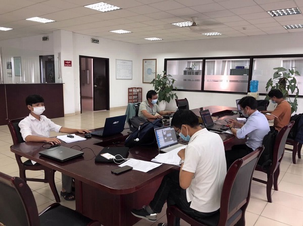 Doanh nghiệp làm việc với cán bộ công chức hải quan thực hiện đúng quy định về giãn cách