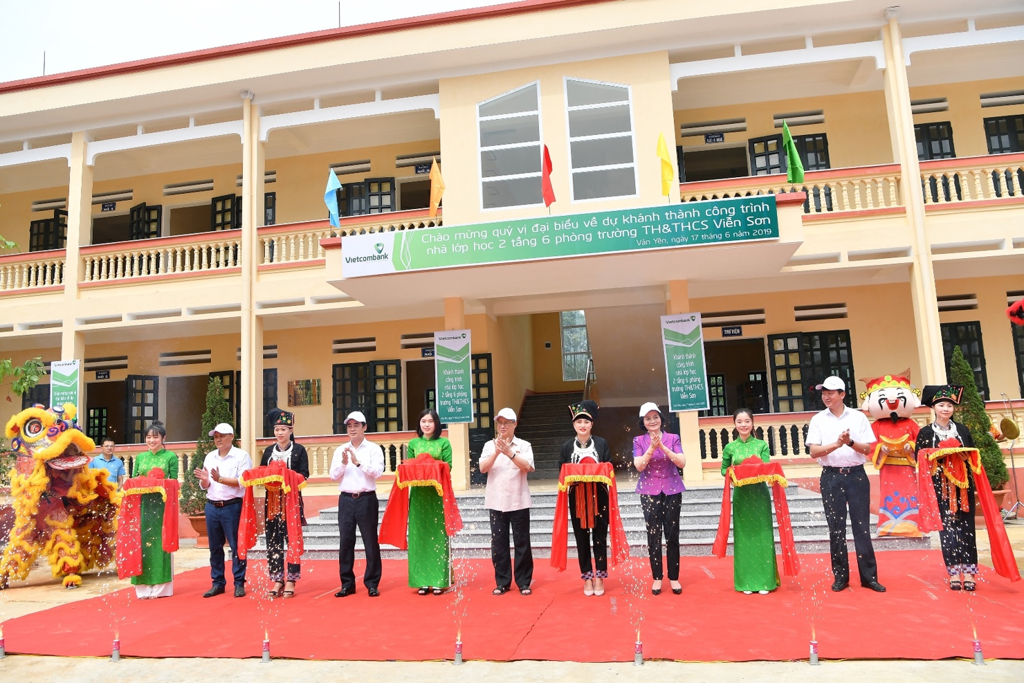 Các đại biểu tham gia cắt băng khánh thành công trình Trường Tiểu học và Trung học cơ sở Viễn Sơn
