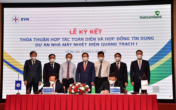 Ông Nguyễn Thanh Tùng–Phó Tổng Giám đốc Vietcombank (bên phải) và ông Nguyễn Xuân Nam–Phó Tổng Giám đốc EVN ký kết Hợp đồng tín dụng tài trợ dự án Nhà máy Nhiệt điện Quảng Trạch 1 dưới sự chứng kiến của lãnh đạo các bộ, ngành, cùng lãnh đạo EVN và Vietcombank