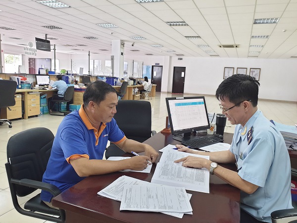 Công chức Hải quan BÌnh Dương hướng dẫn doanh nghiệp thực hiện miễn, giảm, hoàn thuế quan trước thời điểm dịch Covid-19