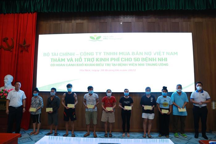 Ph&oacute; Tổng Gi&aacute;m đốc DATC Chu Ngọc L&acirc;m c&ugrave;ng B&iacute; thư Đo&agrave;n thanh ni&ecirc;n Nguyễn Tiến Đạt trao tặng qu&agrave; cho c&aacute;c gia đ&igrave;nh c&oacute; bệnh nhi kh&oacute; khăn đang điều trị tại Bệnh viện Nhi Trung ương